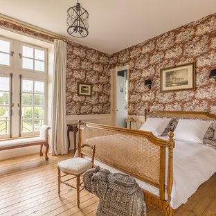 Inspiration pour une grand chambre parentale victorienne avec un mur multicolore et un sol en bois brun.
