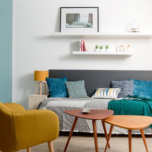 Exemple d'une chambre d'amis scandinave de taille moyenne avec un mur gris, un sol en vinyl et un sol beige.
