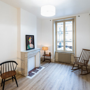 Imagen de dormitorio principal, retro, de tamaño medio, con paredes blancas, suelo de linóleo, chimenea tradicional, marco de chimenea de piedra y suelo marrón