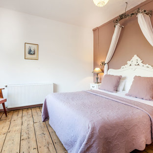 Exemple d'une chambre d'amis chic de taille moyenne avec un mur marron.