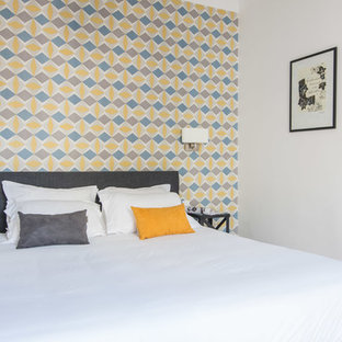 Inspiration pour une chambre traditionnelle avec un mur blanc et un sol en bois clair.