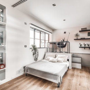 Idées déco pour une chambre d'amis contemporaine de taille moyenne avec un sol en bois brun, un sol marron, un mur rose et aucune cheminée.