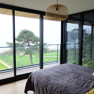 Diseño de dormitorio principal, actual, grande, con paredes azules, suelo laminado y suelo amarillo
