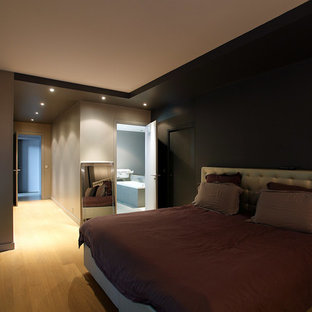 Foto de dormitorio principal, minimalista, de tamaño medio, con paredes grises, suelo laminado y suelo beige