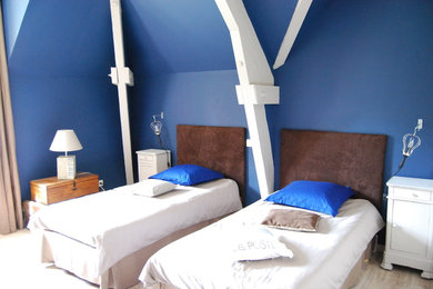 パリにあるカントリー風のおしゃれな寝室のレイアウト