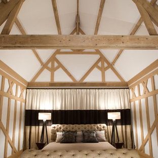 Réalisation d'une chambre champêtre avec un mur blanc et un sol en bois clair.