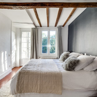 Réalisation d'une chambre d'amis design de taille moyenne avec un sol en carreau de terre cuite et un mur noir.