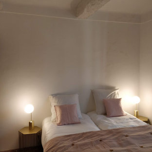 Diseño de habitación de invitados mediterránea, de tamaño medio, sin chimenea, con paredes blancas, suelo de baldosas de terracota y suelo rojo