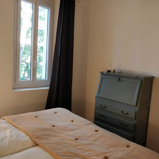 Diseño de habitación de invitados mediterránea, de tamaño medio, sin chimenea, con paredes blancas, suelo de baldosas de terracota y suelo rojo