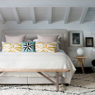 Idée de décoration pour une chambre d'amis marine avec un mur blanc et aucune cheminée.
