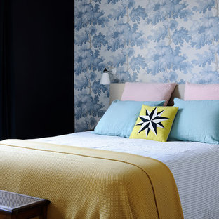 Idées déco pour une chambre contemporaine avec un mur noir et un sol en bois clair.