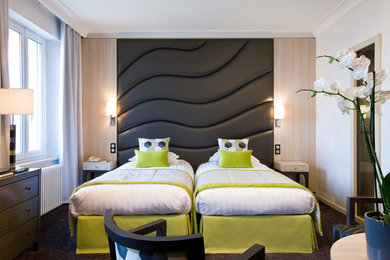 パリにある中くらいなコンテンポラリースタイルのおしゃれな客用寝室 (白い壁) のインテリア