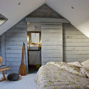 Exemple d'une petit chambre bord de mer avec un sol en bois peint.