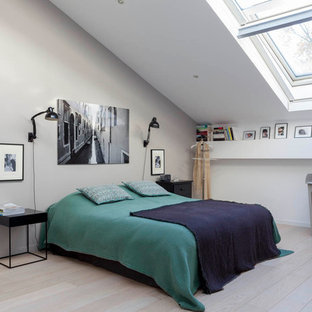 Inspiration pour une chambre mansardée ou avec mezzanine beige et marron design de taille moyenne avec un mur beige, aucune cheminée, un sol en contreplaqué et un sol beige.