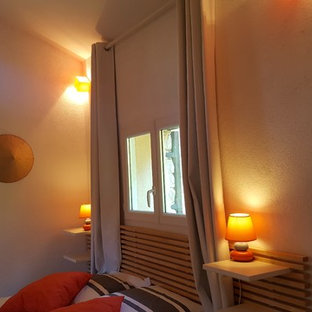 Cette photo montre une chambre parentale asiatique de taille moyenne avec un mur blanc, un sol en carrelage de céramique, aucune cheminée et un sol beige.