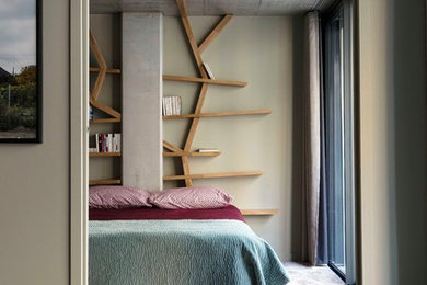 パリにある広いコンテンポラリースタイルのおしゃれな主寝室 (グレーの壁、カーペット敷き、グレーの床) のレイアウト