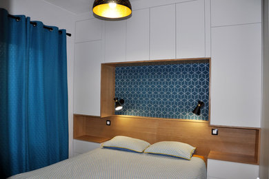 パリにある中くらいなコンテンポラリースタイルのおしゃれな主寝室 (白い壁、ラミネートの床)