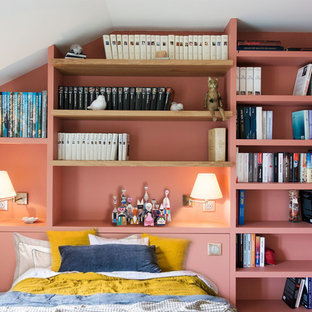 Idée de décoration pour une chambre parentale tradition de taille moyenne avec un mur rose, aucune cheminée, un sol marron et un sol en bois clair.