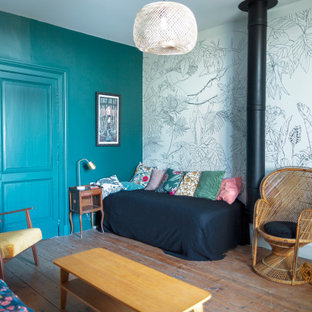 Imagen de habitación de invitados de estilo de casa de campo, grande, con paredes negras y suelo de madera clara