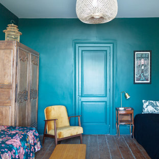 Diseño de habitación de invitados campestre, grande, con paredes negras y suelo de madera clara