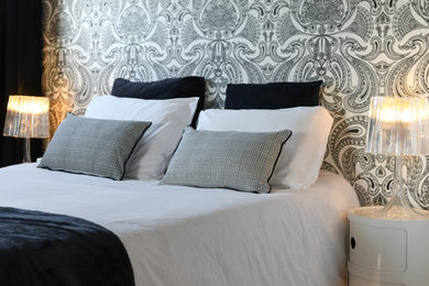 Exemple d'une chambre romantique avec un mur bleu, sol en stratifié et un sol blanc.