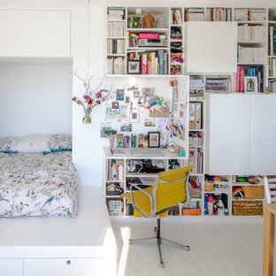 Réalisation d'une petit chambre parentale design avec un mur blanc, un sol en bois peint et aucune cheminée.