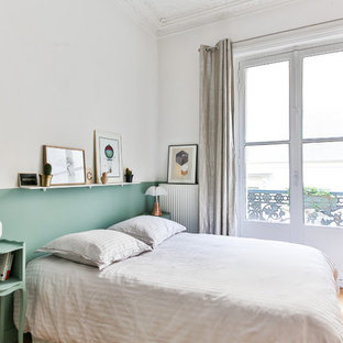 Idées déco pour une chambre parentale classique de taille moyenne avec un sol en bois clair et un mur vert.