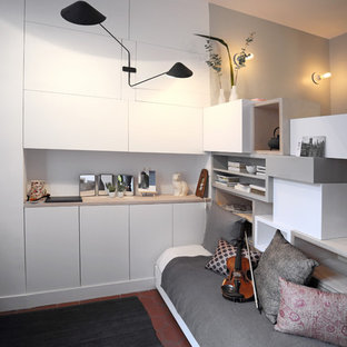 Idées déco pour une petit chambre parentale contemporaine avec un mur gris et un sol en bois foncé.