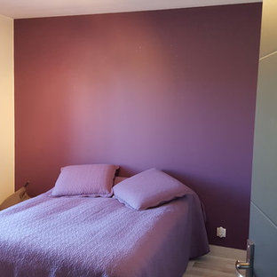 Ejemplo de habitación de invitados minimalista, pequeña, con paredes púrpuras, suelo de madera pintada y suelo gris