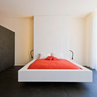 Réalisation d'une grand chambre parentale minimaliste avec un mur blanc.