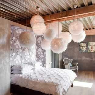 Foto di una camera da letto shabby-chic style con pareti grigie e pavimento in legno massello medio