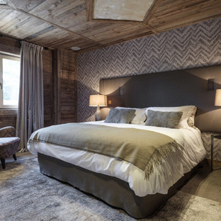 Exemple d'une chambre montagne avec un mur multicolore.