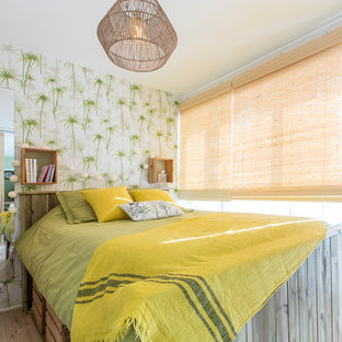 Inspiration pour une petit chambre ethnique avec un mur multicolore et un sol en bois clair.