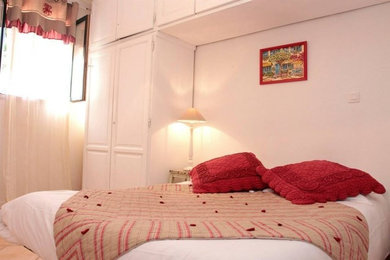 マルセイユにあるトラディショナルスタイルのおしゃれな寝室のレイアウト