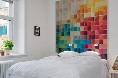 クレルモン・フェランにある中くらいなコンテンポラリースタイルのおしゃれな主寝室 (白い壁、淡色無垢フローリング、暖炉なし、白い床)
