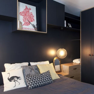 Exemple d'une chambre scandinave avec un mur noir et aucune cheminée.