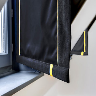 Diseño de dormitorio principal, actual, pequeño, con paredes amarillas y suelo de madera clara