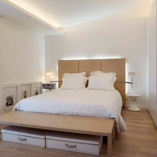 Réalisation d'une petit chambre parentale nordique avec un mur blanc et un sol en bois clair.