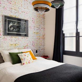Cette photo montre une chambre scandinave avec un mur multicolore.