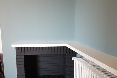 グルノーブルにある中くらいなモダンスタイルのおしゃれな主寝室 (青い壁、無垢フローリング、標準型暖炉、レンガの暖炉まわり、ベージュの床) のレイアウト
