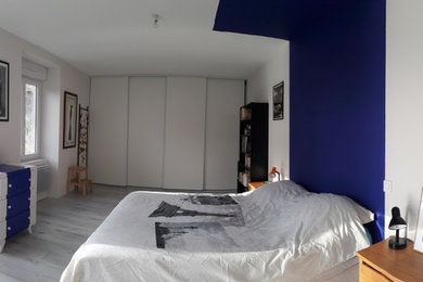 Diseño de dormitorio principal contemporáneo con paredes multicolor