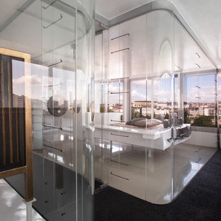 Idées déco pour une grand chambre parentale contemporaine avec un mur blanc.