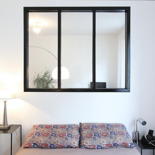 Diseño de dormitorio principal, contemporáneo, pequeño, con paredes blancas, suelo de madera oscura y chimenea lineal