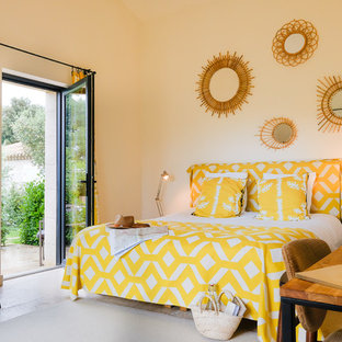 Idées déco pour une chambre méditerranéenne avec un mur blanc et un sol beige.