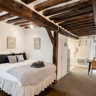 Cette photo montre une chambre nature avec un mur blanc, un sol en bois brun et un sol marron.