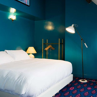 Réalisation d'une chambre avec moquette design de taille moyenne avec un mur bleu et aucune cheminée.
