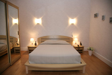 This is an example of a contemporary bedroom in Angers.