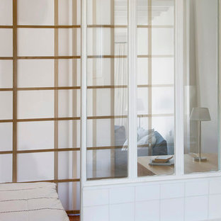 Imagen de dormitorio principal, contemporáneo, pequeño, sin chimenea, con paredes beige, suelo de baldosas de terracota y suelo naranja