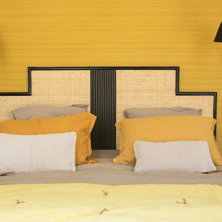 Idee per una piccola camera matrimoniale design con pareti beige, parquet chiaro, camino ad angolo, cornice del camino in pietra e pavimento beige