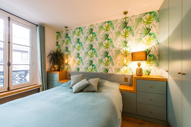 パリにある中くらいなコンテンポラリースタイルのおしゃれな主寝室 (白い壁、無垢フローリング、暖炉なし、茶色い床、青いカーテン) のレイアウト